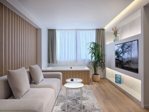 Nur Signature Suite with Hot Tub | Oppholdsrom | En 50-tommers smart-TV med kabel-kanaler samt TV