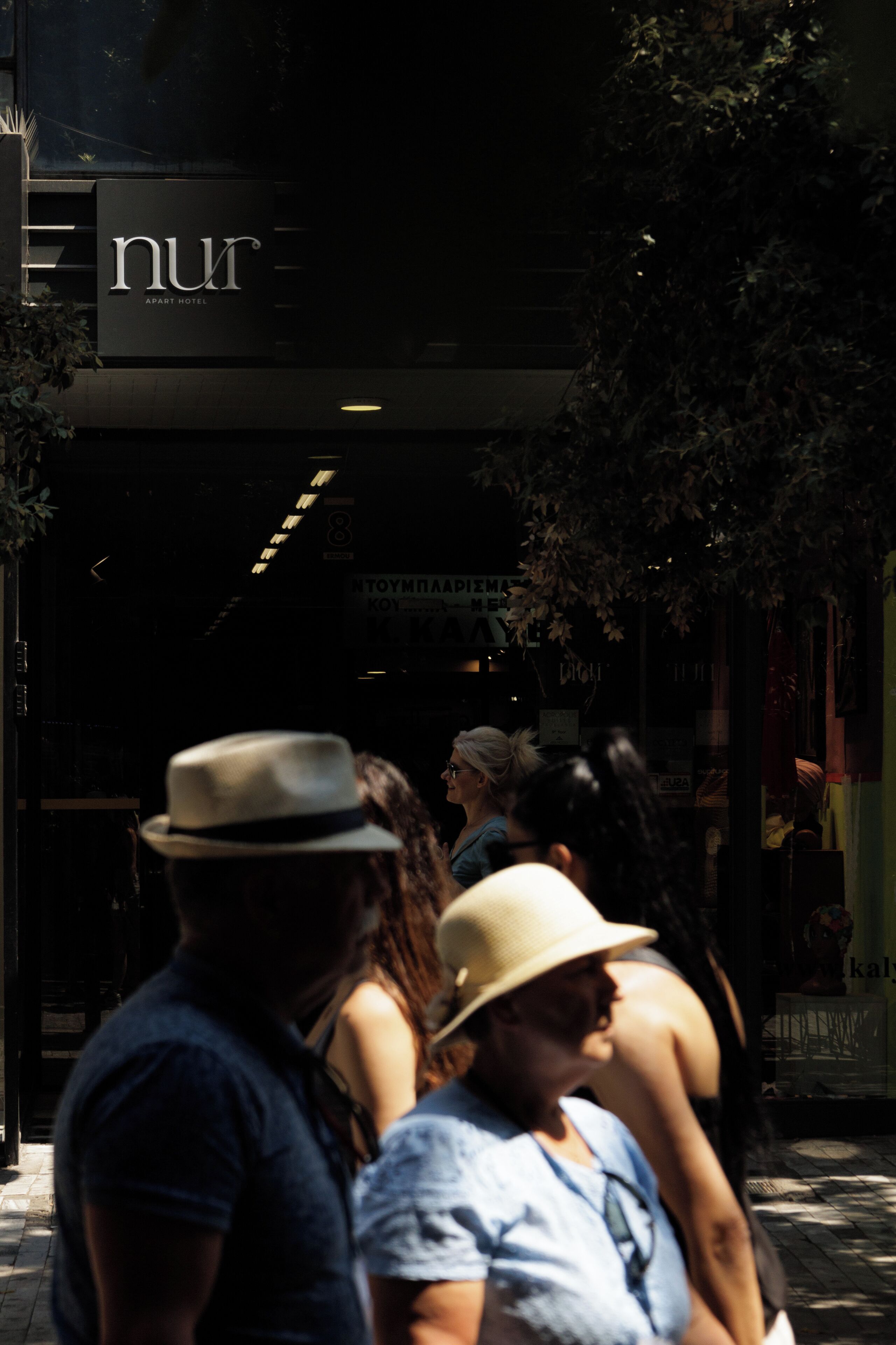 A building with a sign reading "nur apart hotel".