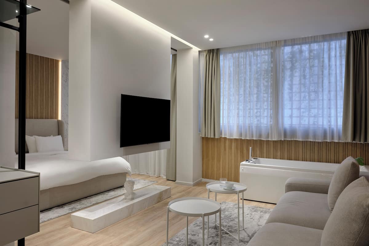 Junior Suite with Hot Tub | Sala de estar | Smart TV de 50 pulgadas con canales por cable y televisión