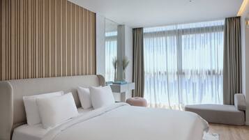 Executive King Room with Hot Tub | 1 bedroom, Egyptian cotton sheets, premium bedding, laptop workspace