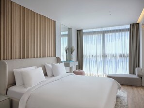 Executive King Room with Hot Tub | Egyptian cotton sheets, premium bedding, laptop workspace