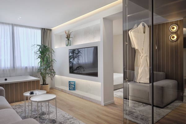 Nur Signature Suite with Hot Tub | Living room | 50-inch Smart TV with cable channels, TV