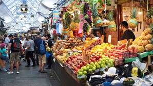 Ein belebter Innenmarkt mit einer großen Auswahl an Früchten und Gemüsesorten.