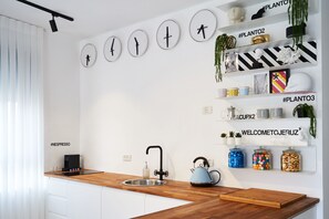 Frigobar, microondas, placa de cocina, cafetera expreso
