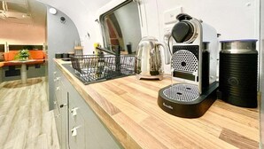 Una cocina moderna con cafetera, hervidor y recipientes de almacenamiento.