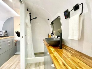 Shower, hair dryer, towels, soap - Frankie the Silver Bullet Airstream | Unique and Retro, Outdoor Jacuzzi, A/C, BBQ, Couple's Oasis, Private Retreat (Katoomba)