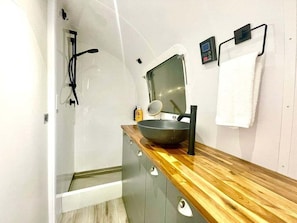 Een douche, een haardroger, handdoeken, zeep