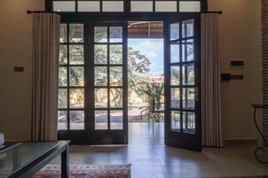 Superior Bungalov, Mutfak | Oturma alanı | Dijital TV kanalları bulunan 65 inç akıllı televizyon, televizyon 