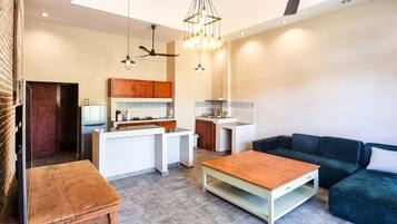 Superior-bungalow, keittiö | Oleskelualue | 65–tuumainen äly-TV, jossa digitaalikanavat