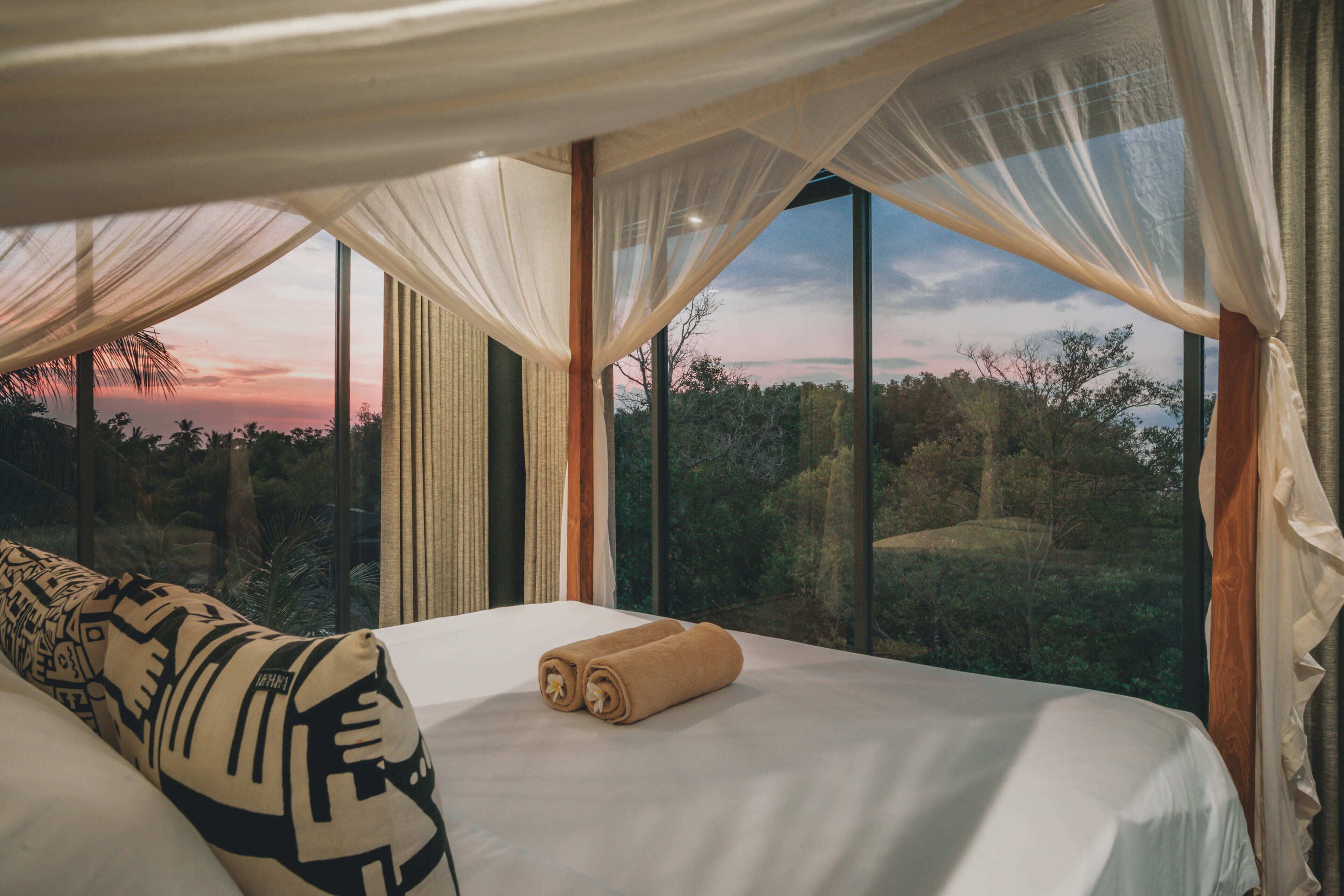 Superior Double Room, Ocean View | Bed sheets, wheelchair access