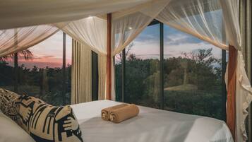 Superior Double Room, Ocean View | Bed sheets, wheelchair access
