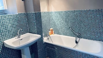 Asciugacapelli, asciugamani, sapone, shampoo