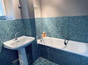 Haartrockner, Handtücher, Seife, Shampoo