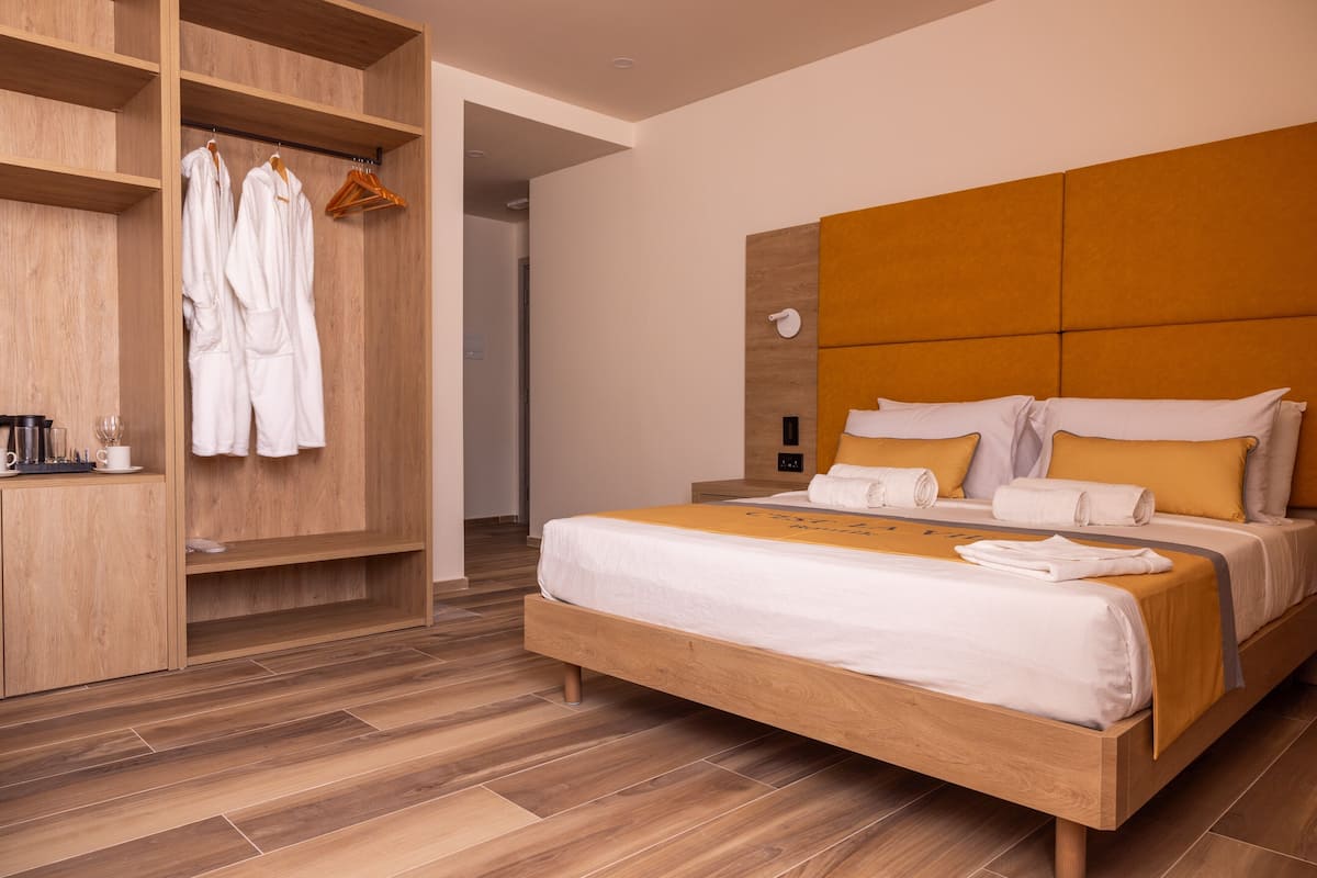 Comfort tweepersoonskamer | Bedden met traagschuimmatras, een minibar, een kluis op de kamer