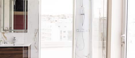 Habitación doble panorámica | Baño | Amenidades de baño gratuitas, secadora de cabello, toallas
