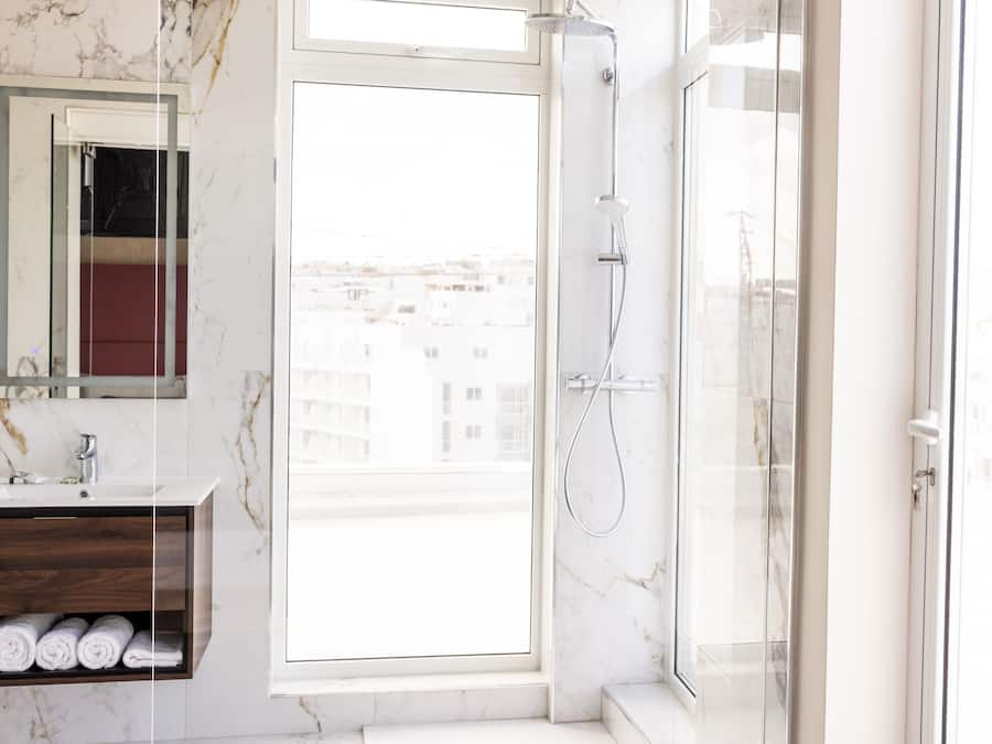 Habitación panorámica doble | Baño | Artículos de higiene personal gratuitos, secador de pelo y toallas