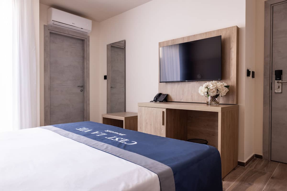 Standaard tweepersoonskamer | Bedden met traagschuimmatras, een minibar, een kluis op de kamer