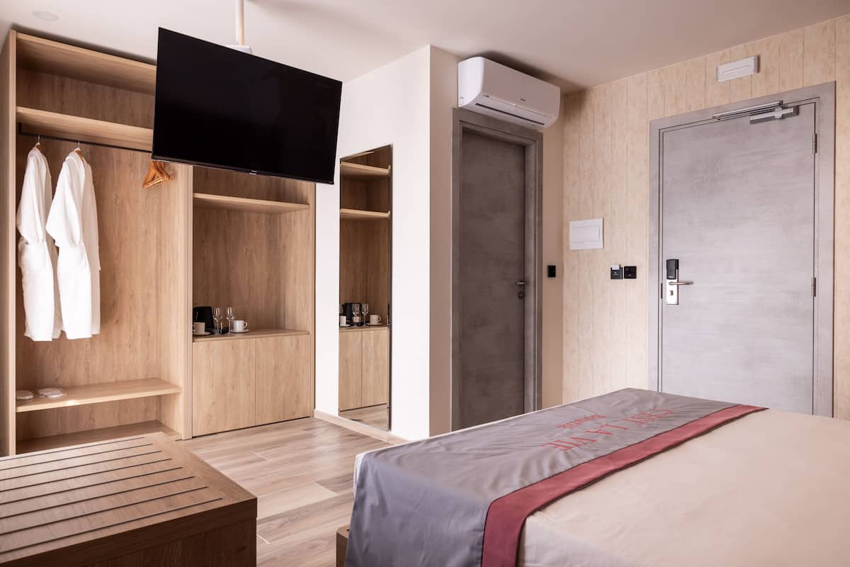 Superior tweepersoonskamer | Bedden met traagschuimmatras, een minibar, een kluis op de kamer