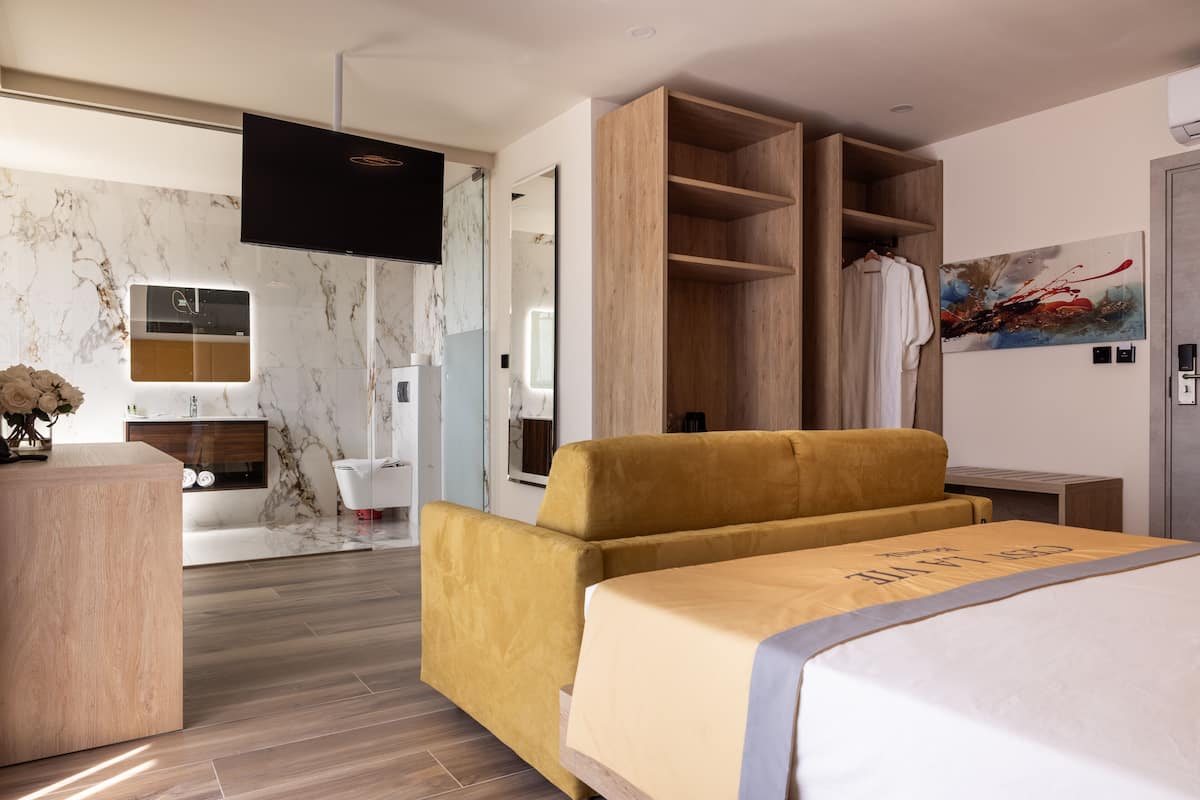 Deluxe tweepersoonskamer | Bedden met traagschuimmatras, een minibar, een kluis op de kamer