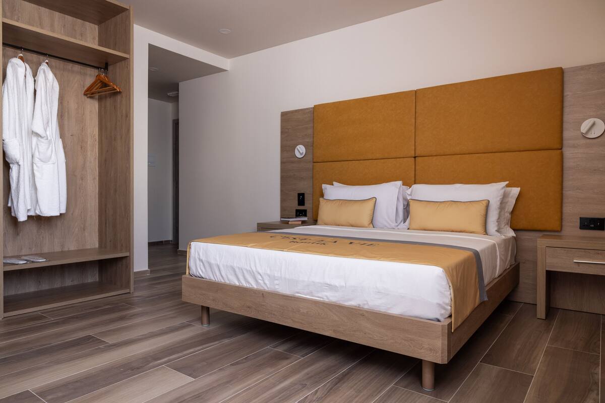 ห้องรอยัลดับเบิล | เตียงเมมโม  รีโฟม, มินิบาร์, ตู้นิรภัยในห้องพัก, โต๊ะทำงาน