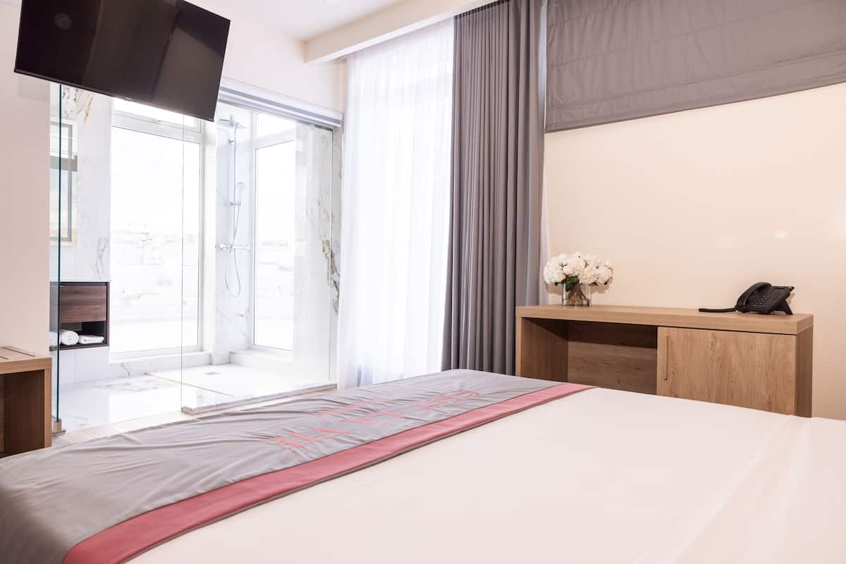 Panorama tweepersoonskamer | Bedden met traagschuimmatras, een minibar, een kluis op de kamer
