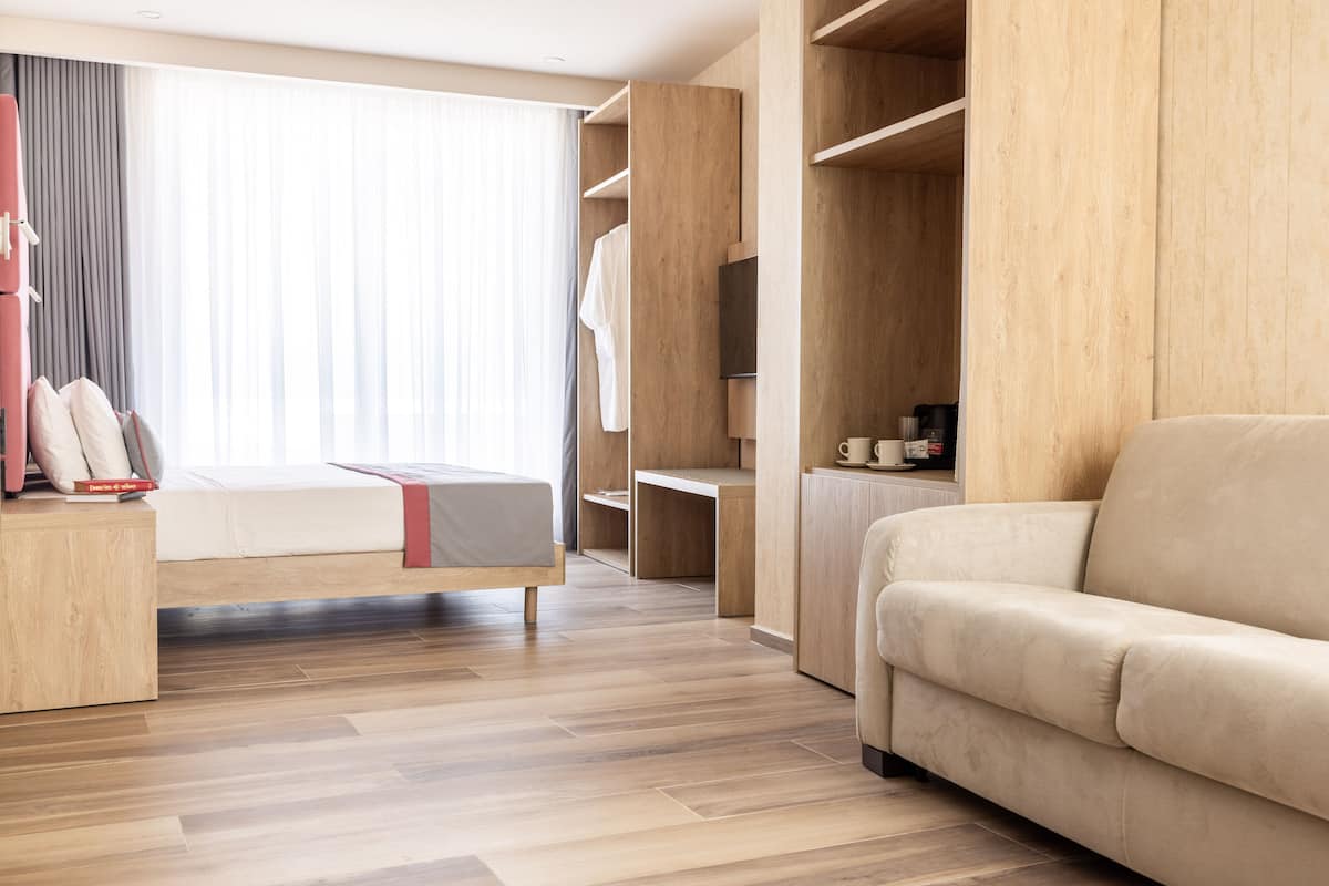 Panorama studio | Bedden met traagschuimmatras, een minibar, een kluis op de kamer