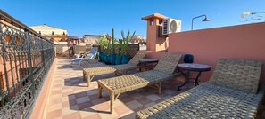 Vila econômica, banheiro privativo (Entire) | Terraço/pátio