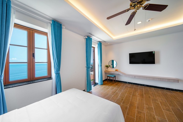 Hypo-allergenic bedding, minibar, in-room safe, desk