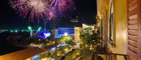 Un hotel con vista a fuegos artificiales sobre la zona costera.