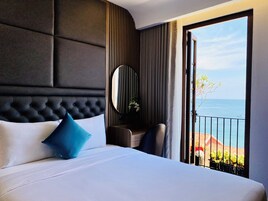 Signa, Ocean View, 1 Bedroom with Bathtub | Hypo-allergenic bedding, minibar, in-room safe, desk
