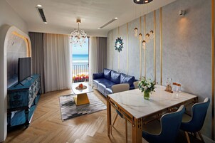 Signa, Ocean View, 1 Bedroom with Bathtub | Hypo-allergenic bedding, minibar, in-room safe, desk