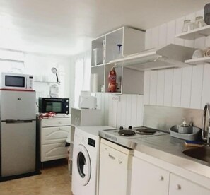 Refrigerador, horno y utensilios de cocina 