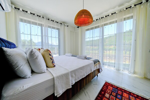 4 bedrooms, iron/ironing board, WiFi, bed sheets
