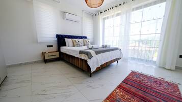 4 bedrooms, iron/ironing board, WiFi, bed sheets