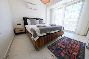 4 عدّة غرف نوم ومكواة/لوح كي وواي فاي وملاءات أسرّة