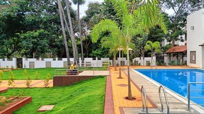 Outdoor pool - Queens Paradise Estate (Vanur)