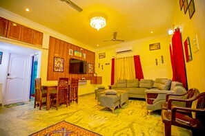 Family Villa, 2 Bedrooms, Private Pool | Ruang tamu | 32 inci televisyen LED dengan kabel 