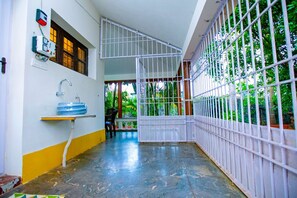 Shower, towels, soap, shampoo - Queens Paradise Estate (Vanur)