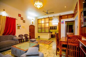 Family Βίλα, 2 Υπνοδωμάτια, Ιδιωτική Πισίνα | Περιοχή καθιστικού | Τηλεόραση LED 32 ιντσών με καλωδιακά κανάλια