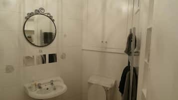 Apartment, 2 Queen Beds | Bathroom | Combined shower/bathtub, deep-soaking bathtub, hair dryer