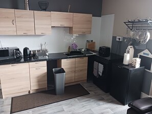 Apartment, 2 Queen Beds | Private kitchen