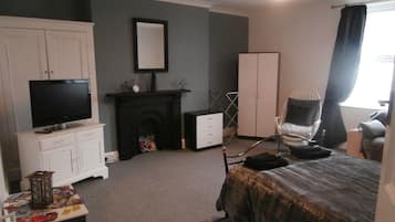 Apartment, 2 Queen Beds | 2 bedrooms, iron/ironing board, free WiFi, bed sheets