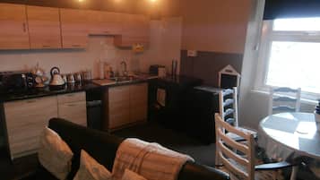 Apartment, 2 Queen Beds | Dining