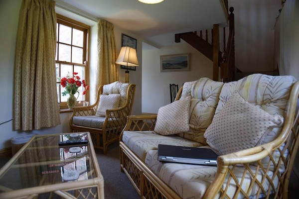 Cottage | Living area | Fireplace