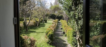 Cosy Secret Cottage in a Beautiful Walled Garden
