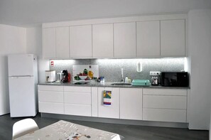Fridge, microwave, stovetop, coffee/tea maker