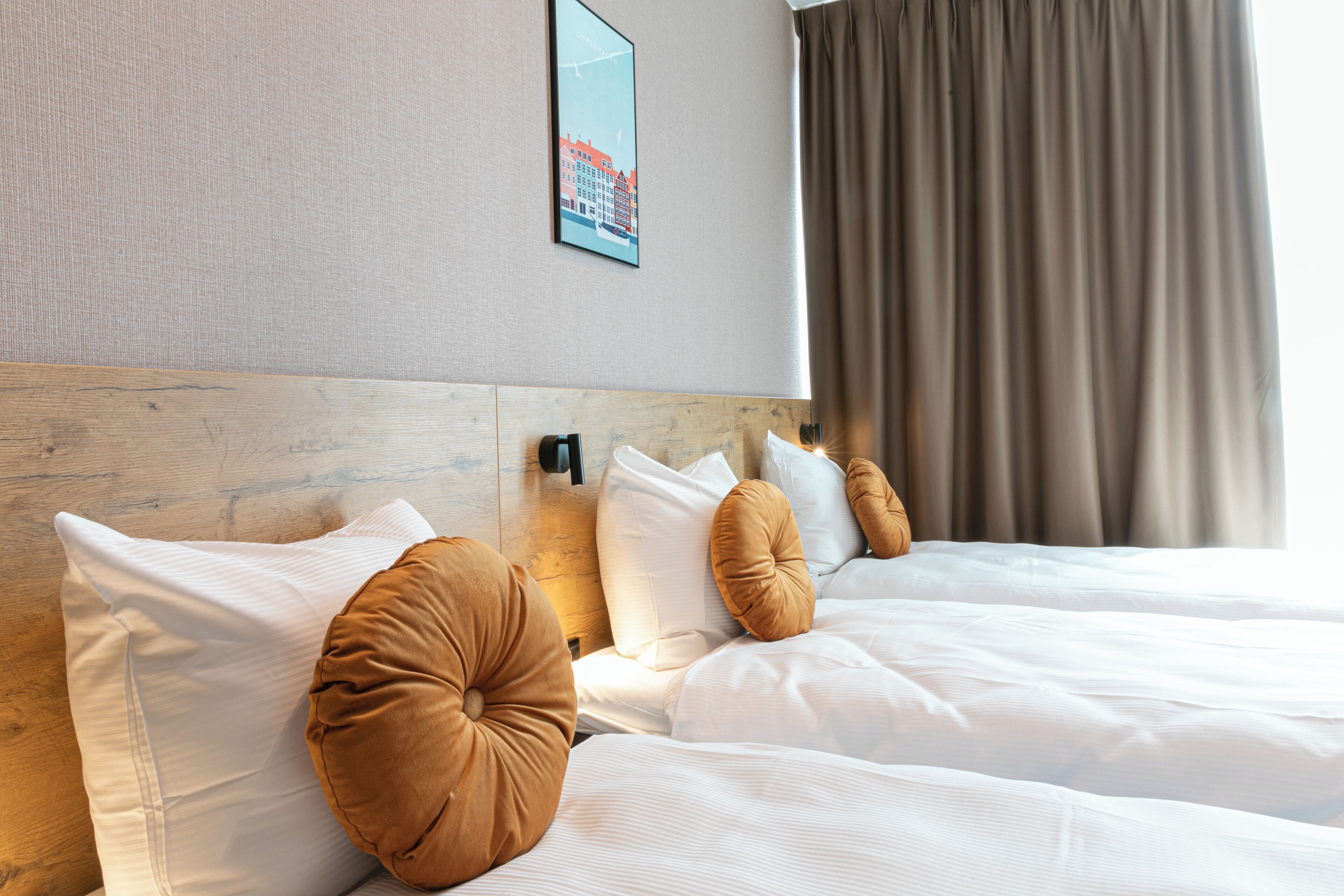 Deluxe driepersoonskamer | Een kluis op de kamer, een bureau, een laptopwerkplek