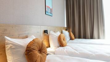 Deluxe driepersoonskamer | Een kluis op de kamer, een bureau, een laptopwerkplek