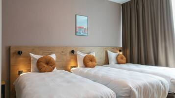 Tremannsrom – deluxe | Safe på rommet, skrivebord, skrivebord for bærbar PC og lydisolert