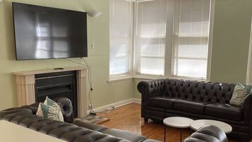 Una Smart TV, una chimenea